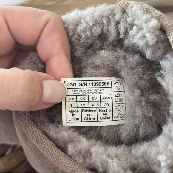 UGG Girls Classic Metallic Boot Size 1 - Picture 11 of 12